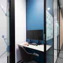 Small concentration room with glass partition