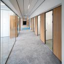 Corridor with concentration rooms on the right and meeting rooms on the left