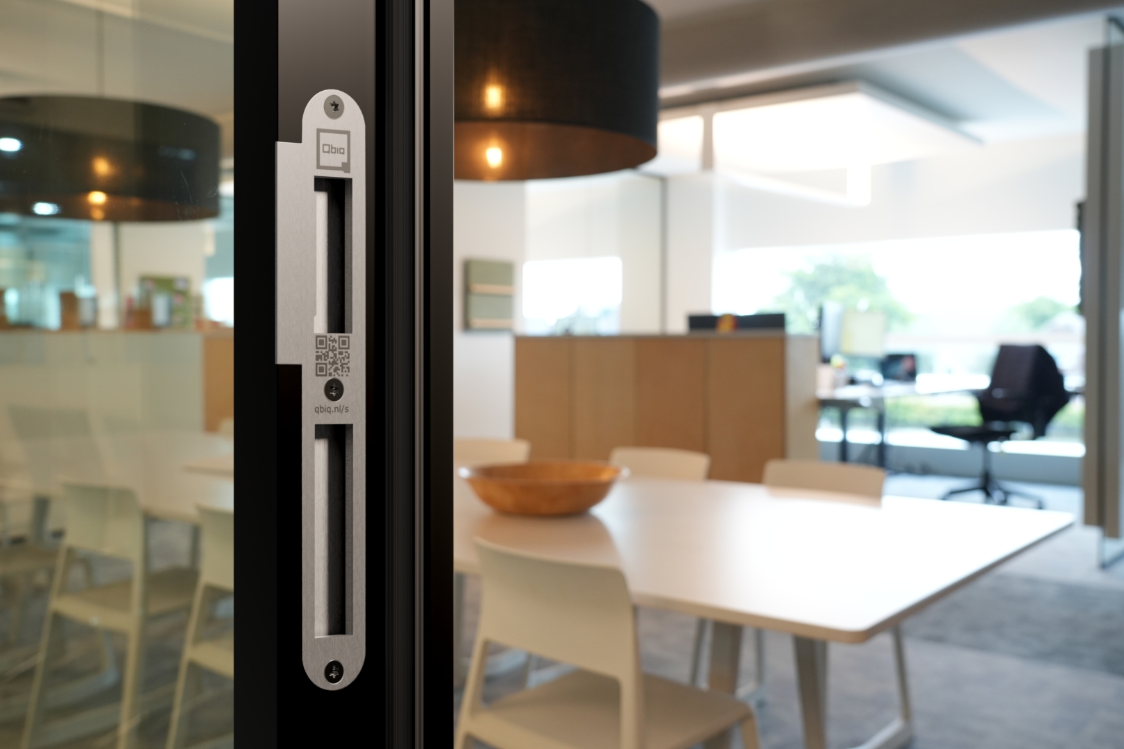 QbiQ strike plate 3.0 in a DK58-20 door frame