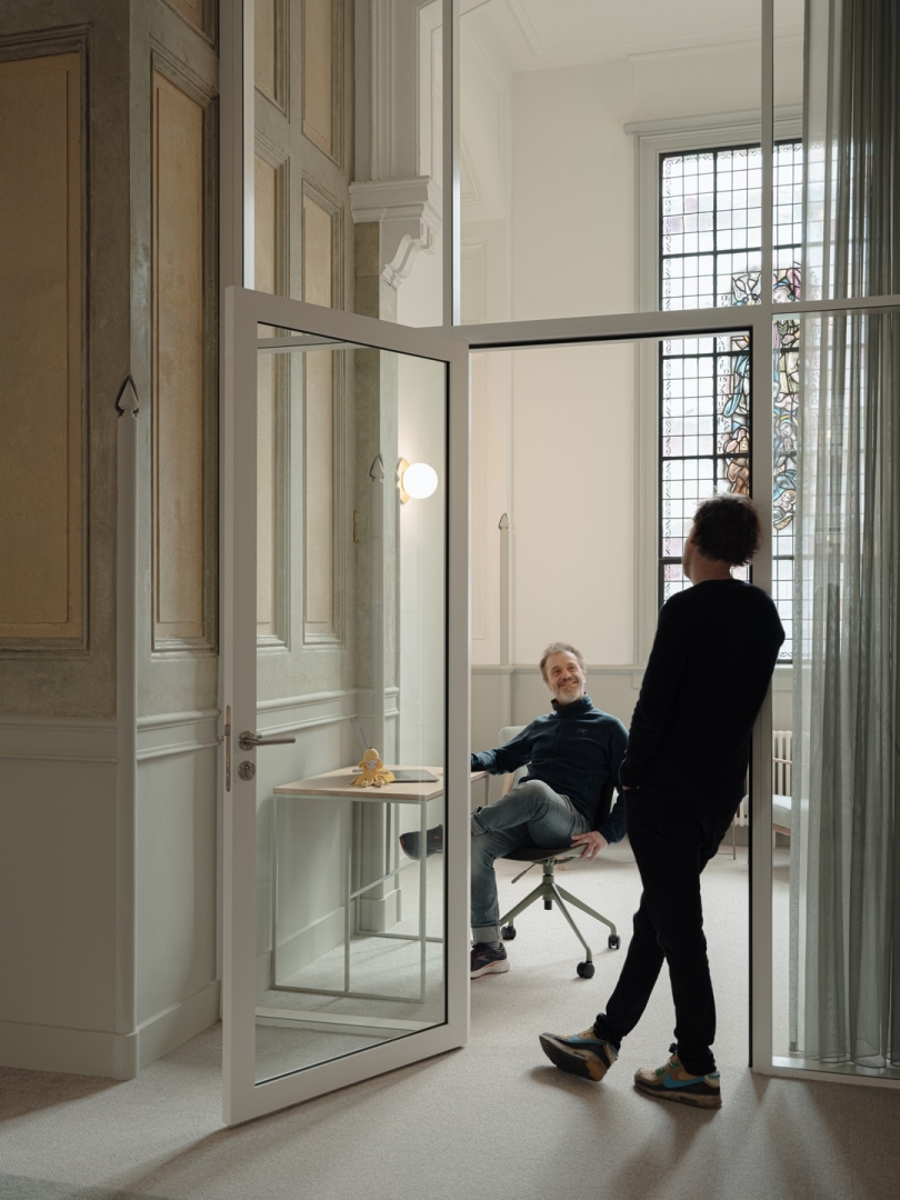 4 meter high glass partition at Adagio in Amsterdam