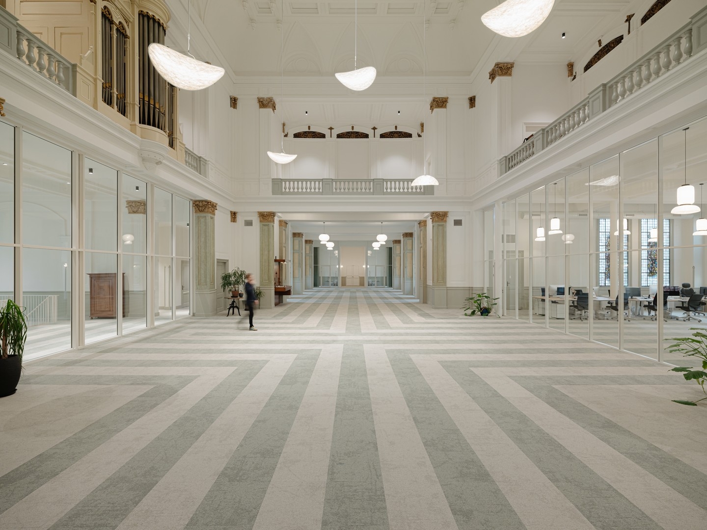 4 meter high glass partition at Adagio in Amsterdam