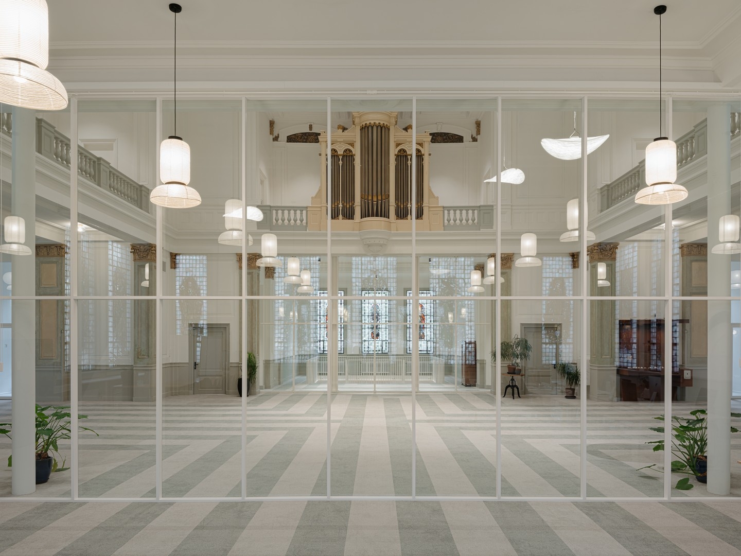 4 meter high glass partition at Adagio in Amsterdam