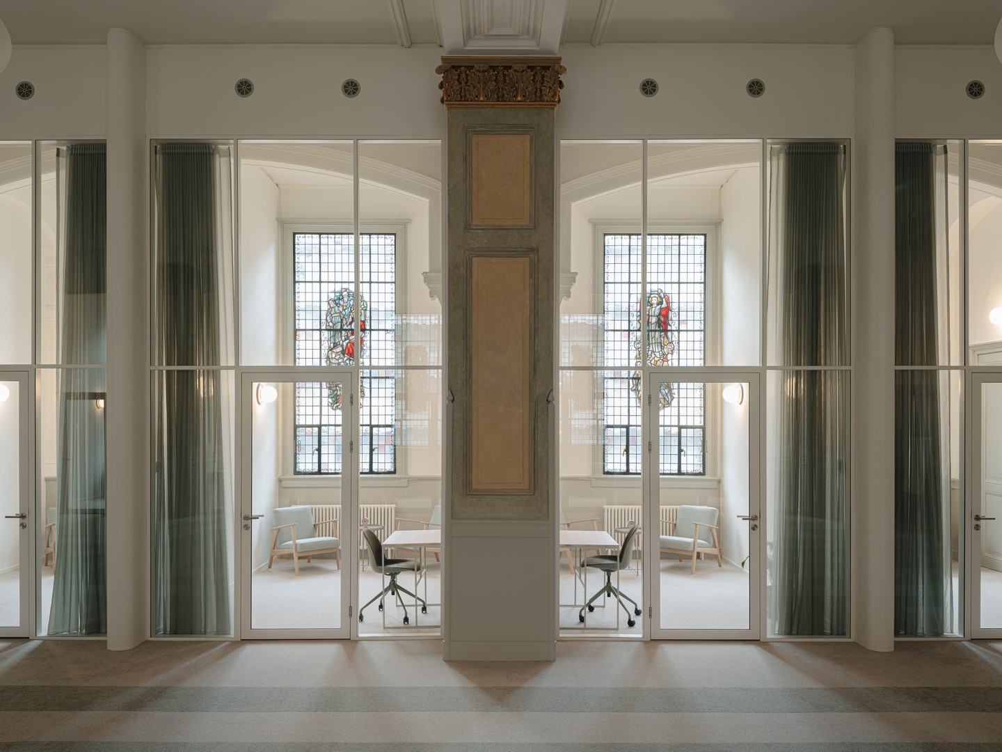 4 meter high glass partition at Adagio in Amsterdam