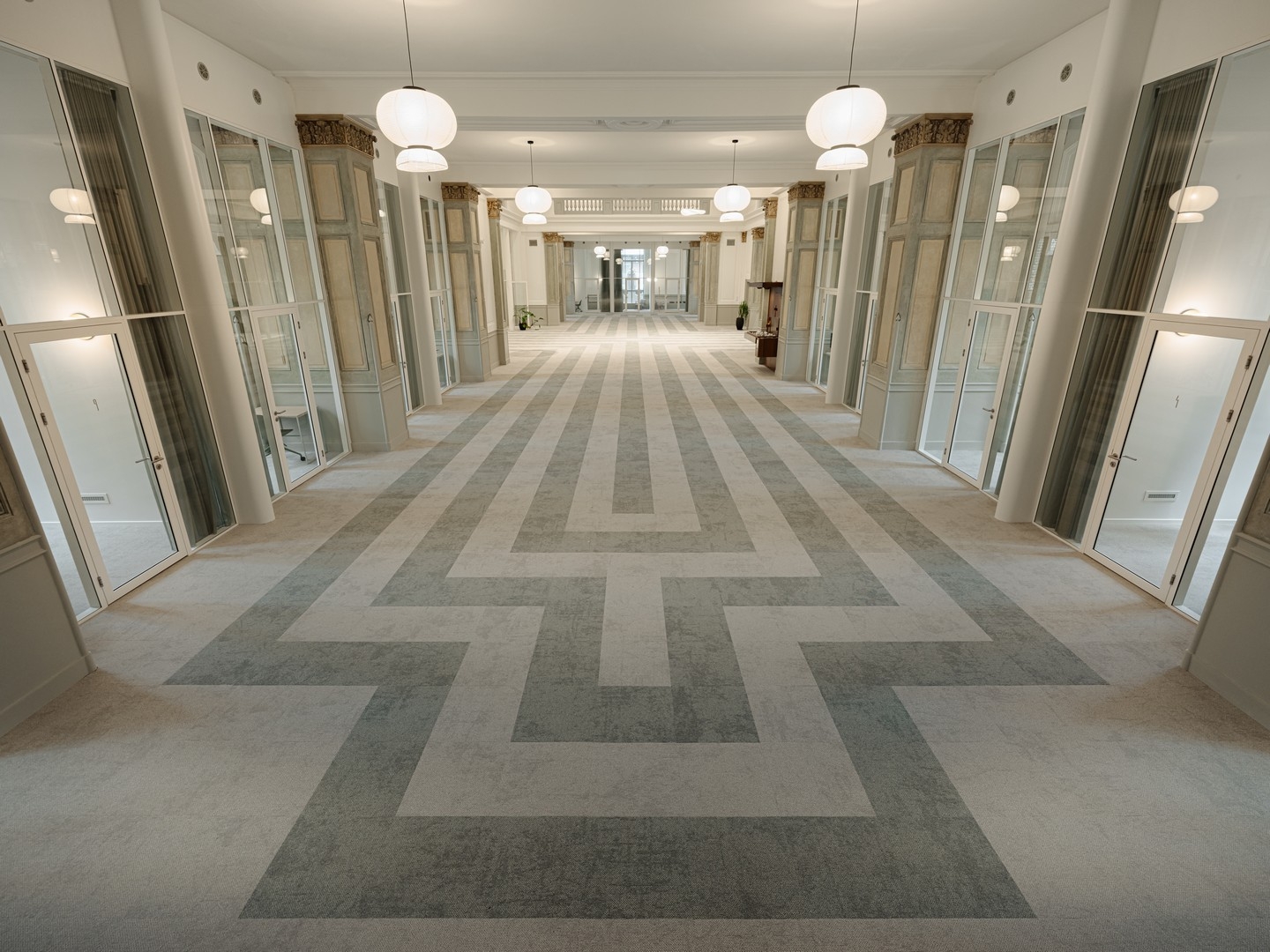 4 meter high glass partition at Adagio in Amsterdam