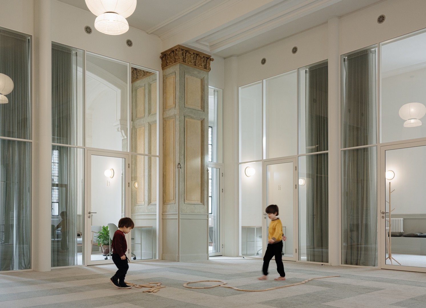 4 meter high glass partition at Adagio in Amsterdam