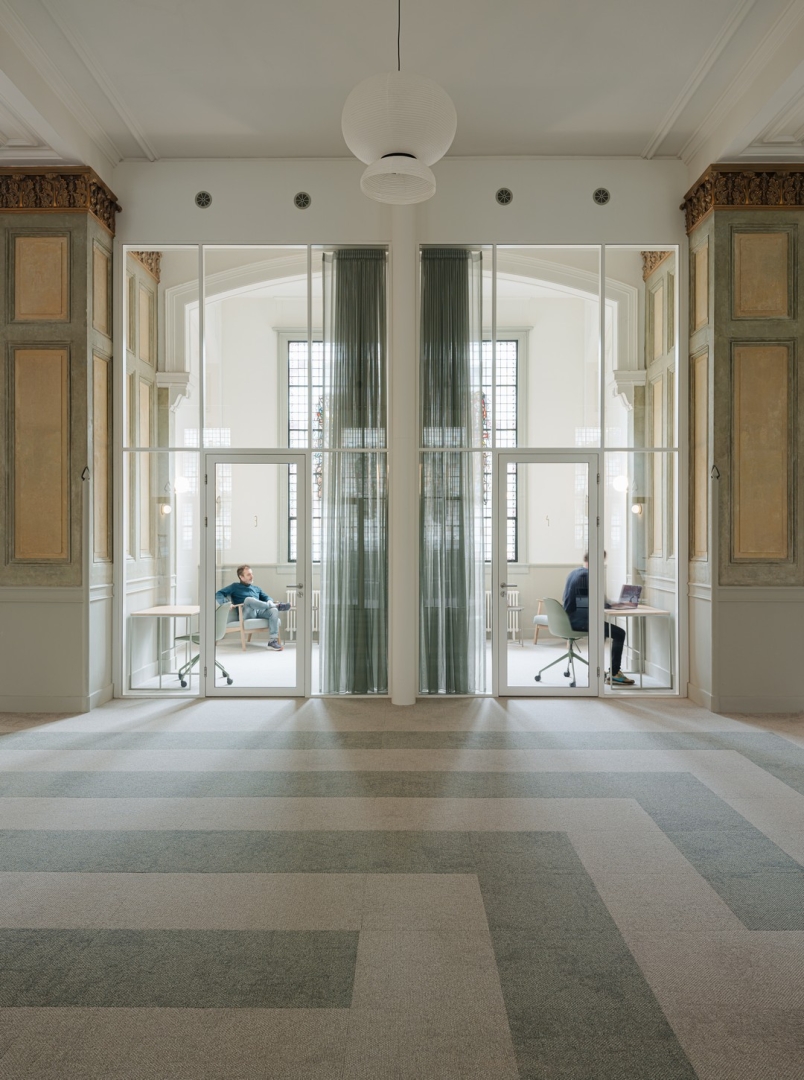 4 meter high glass partition at Adagio in Amsterdam