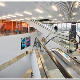 Escalators with in the back partition wall with film of QbiQ