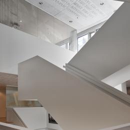 Staircase with IQ-Single glass wall system at Leiden University College The Hague