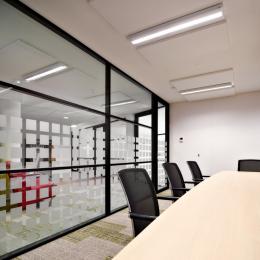 Double glass partition walls with horizontal dividing