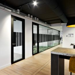 High acoustic glass partirion with flush doors