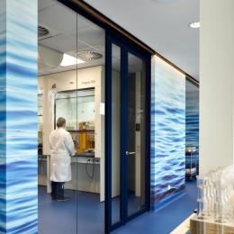 Glass partition wall with 1½ double doors