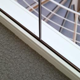 Floor rail and join of a fire resistant glass wall