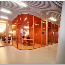 Meeting room with curved glass partition walls of QbiQ 