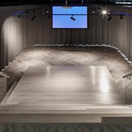 Presentatieruimte met "tribune trap" bij BDO in Den Haag