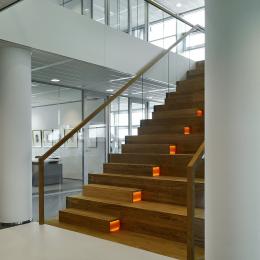 Cental staircase with double glass walls at Ernst & Young Venlo, The Netherlands