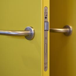 QbiQ lock in a steel door. The door frame is made of aluminum with a steel sheet added.