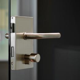 Vertical lock on a tampered glass door