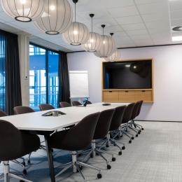 Meeting room with TV screen mounted on a closed partition iQ PRO Stud