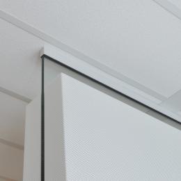 Ceiling with Single glass wall and acoustic panels on both sides of the glass