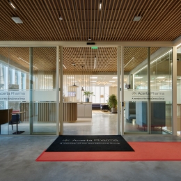 Fire-resistant facade with sliding doors