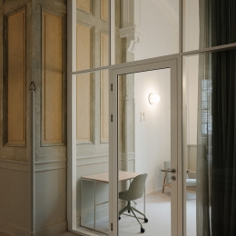 4 meter high glass partition at Adagio in Amsterdam