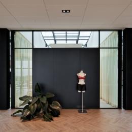 Glass wall combined with solid sections at Hunkemüller’s Distribution Center in Almere