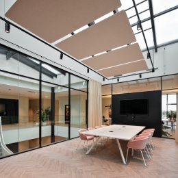 Fall-proof glass partitions with compartmentalization at Hunkemüller’s Distribution Center in Almere