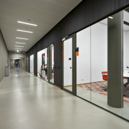 Classroom with single glass partition at Mindlabs Tilburg.