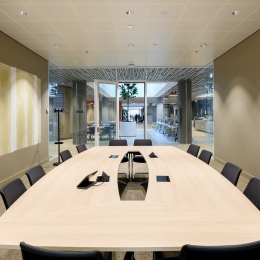 Conversation room with double glass partitions at Stadswinkel in Tilburg.