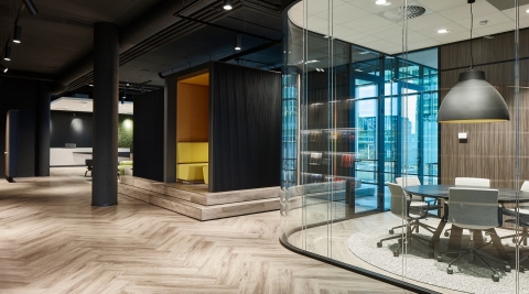 Glass partition with rounded corners at BDO The Hague