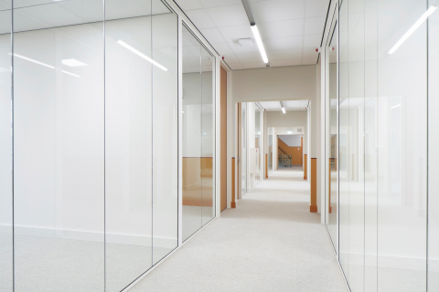Corridor with glass partition walls of QbiQ