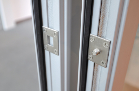 Safety pin on the hing side of a fire resistant framed door EW30