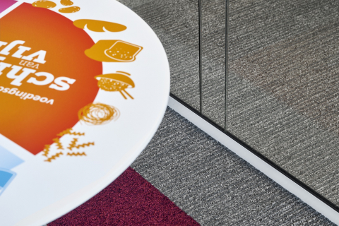 Glass wall with variable width glass panels