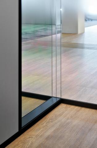 Full glass partition wall with T-connection Single and double glass