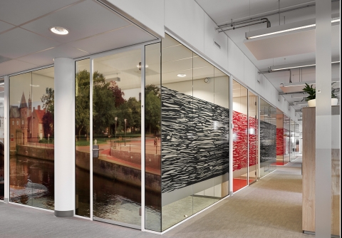 Demountable wall partitions made of single glass