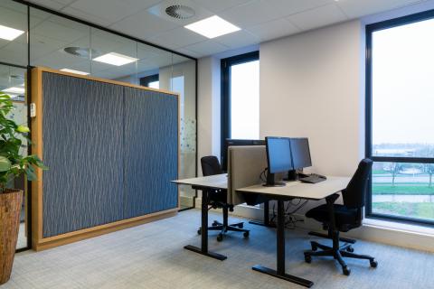 Cabinet enclosed in a single glass partition