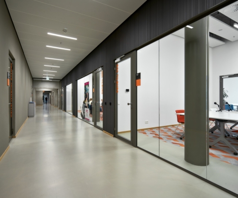Classroom with single glass partition at Mindlabs Tilburg.