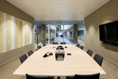 Conversation room with double glass partitions at Stadswinkel in Tilburg.