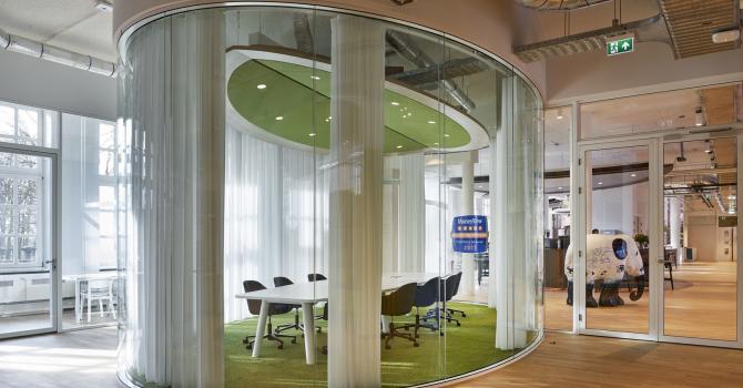 Oval conference office with high acoustic values