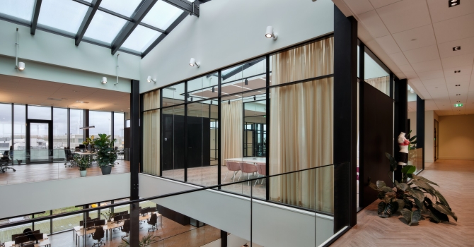 Glass partition on the mezzanine edge