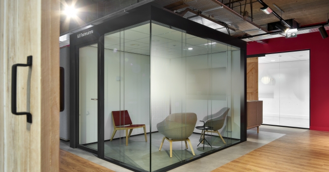 Free standing glass office with high acoustic values
